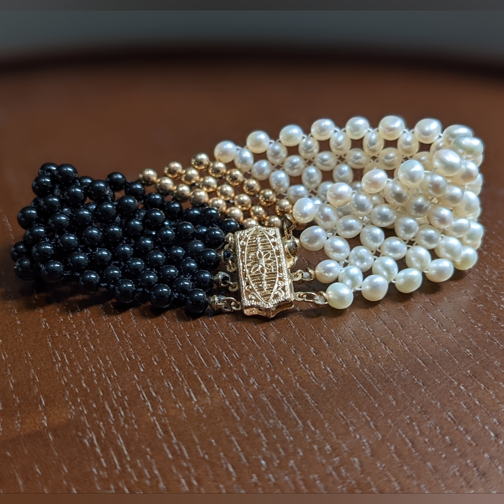 EUC 14 KT Gold Pearl Bracelet Lace Detail Clasp 7.5 inch